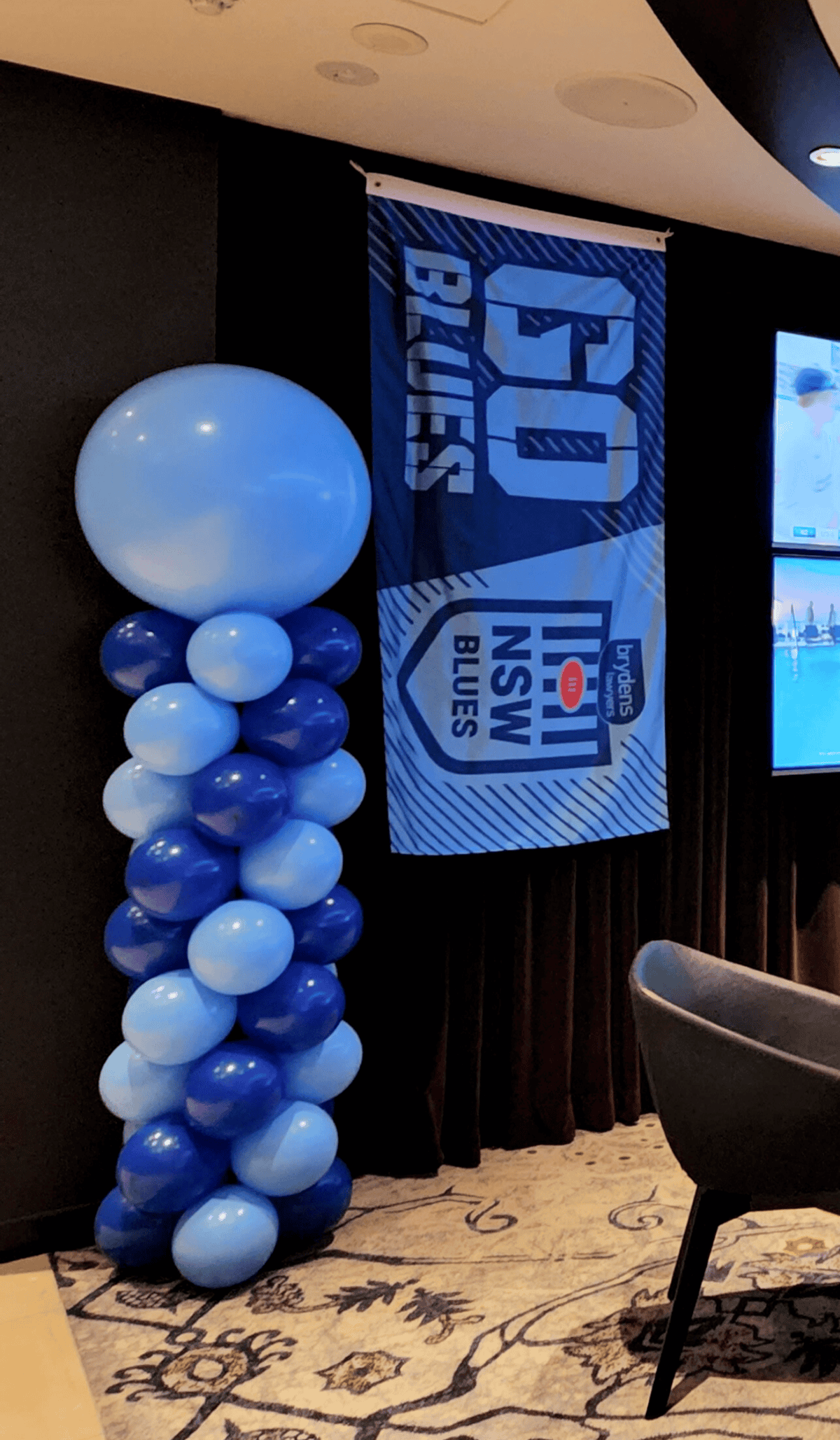 Blues Column Garland with 90cm Jumbo