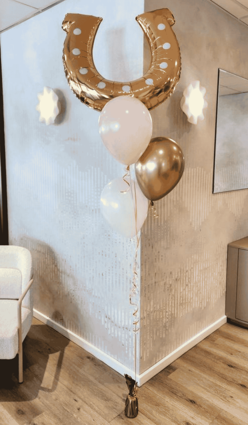 Melbourne Cup helium filled balloon bouquet with large horse shoe foil shape on top